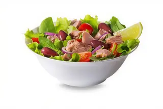 Insalata con tonno, mais, pomodori, uovo