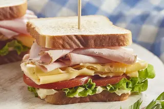 Sándwich Vegetal Con Jamón York Y Queso