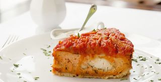 Пиріг з судаком, тушкованими овочами і сметанним соусом(324г)