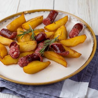 Картопля по-селянськи з ковбасками