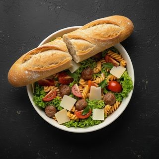 Salades Aux Boulettes De Viandes & Pain