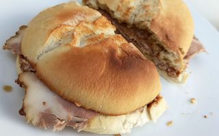 Bocadillo De Carne Mechá