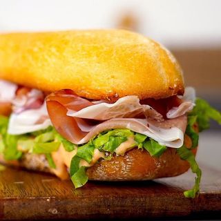 Panino con speck, brie e patè d'olive