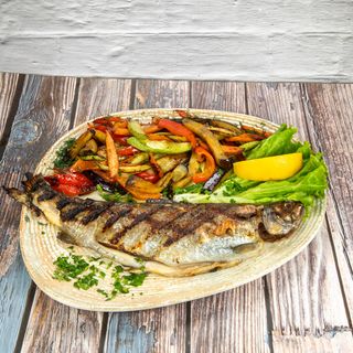 Пъстърва на скара със сотирани зеленчуци (400г)