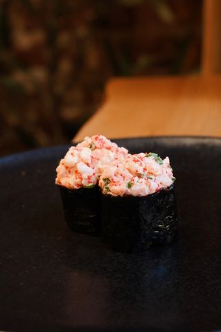 Гункан з коктельними креветками 2 шт