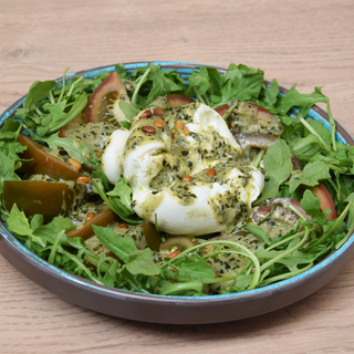 Ensalada De Burrata Cremosa Al Pesto