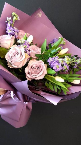 Букет троянда, матіола, тюльпан