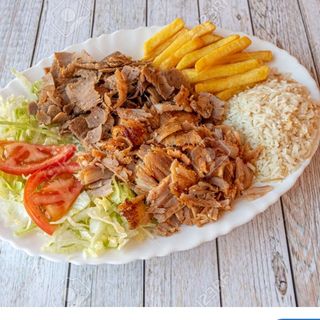 Plato con carne,ensalada,patatas,arroz basmati y pan