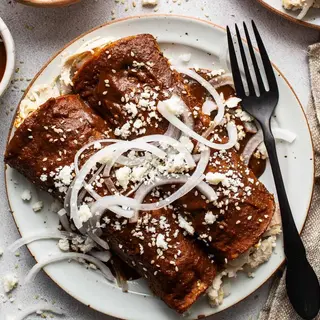 ENCHILADAS DE MOLE ALMENDRADO