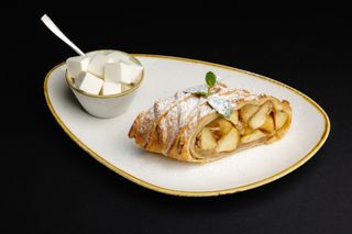 Яблочный штрудель с мороженым/ Strudel cu mere și înghețată