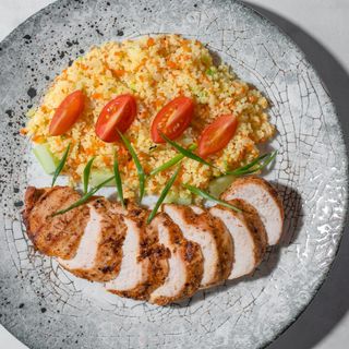 Куриная грудка с кускусом в сливочном соусе (340 гр.)