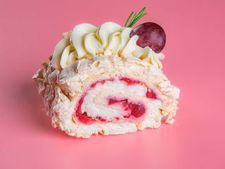 Меренговий десерт з малиновим кюлі (180g)