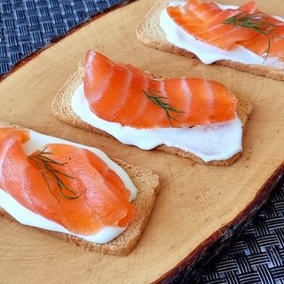 Tostada de Salmón y queso crema