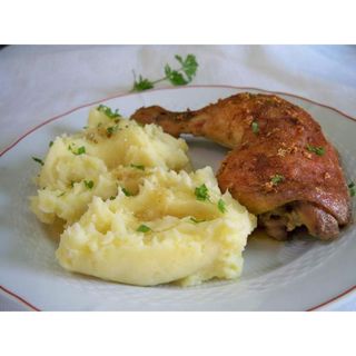 Pulpa de pui la cuptor cu garnitura si salata