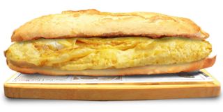 Bocadillo De Tortilla Francesa, Calabacín Y Queso Tierno