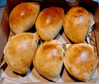 Pierogi pieczone z wolowina i ogorkiem kiszonym 