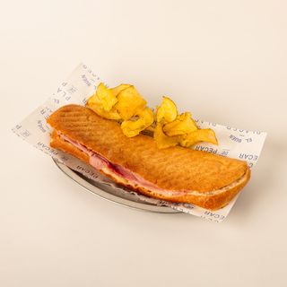 Bocadillo Jamón York La Selva y Queso con Patatas Artesanales