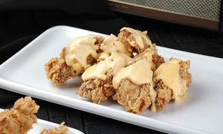 ფრთები ყველის სოუსით