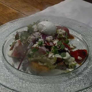 Салатка з карамелізованої печінки з сирним соусом 