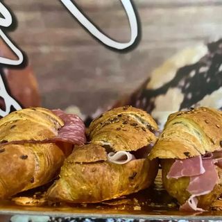 Cornetto con prosciutto crudo + formaggio