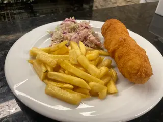 Cordon bleu cu cartofi prăjiți și salata de varza