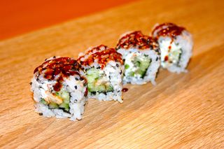 Суши Урамаки филаделфия змиорка (4бр-90г)