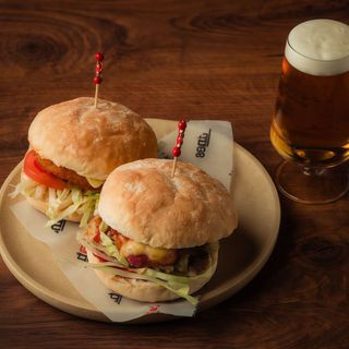 108. Hamburguesa De Pollo Empanado Con Lechuga