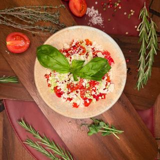 Ardei copti cu feta si busuioc verde