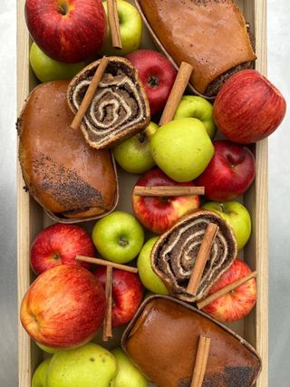 Мак білий з рулетом, яблуками та корицею, 600 г