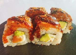 200. Uramaki De Aguacate con Queso y Salmón flameado (4 Uds.)