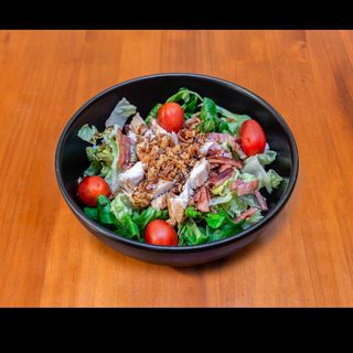 Ensalada de pollo con bacon y cebolla crujiente con vinagreta de miel 