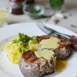 Медальоны из телятины в сливочно-грибном соусе