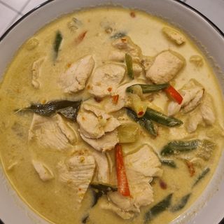 M4. Galinha com Caril à Tailandesa