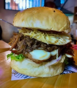 Hamburguesa de chuleta con carne mechada