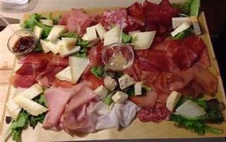 Tagliere Di Salumi E Di Formaggi