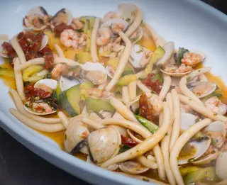 Pljukanci s vongolama, kozicama i povrćem