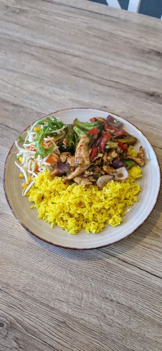 Kurczak z orzechami nerkowca i bambusem