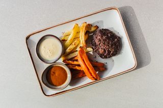 Hamburguesa Casera Al Plato A Elegir Con Sticks De Patata Y Boniato