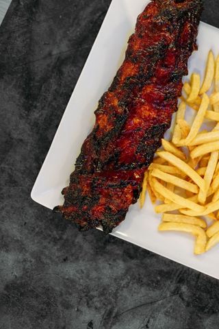 Costillar de cerdo a la barbacoa con fritas 