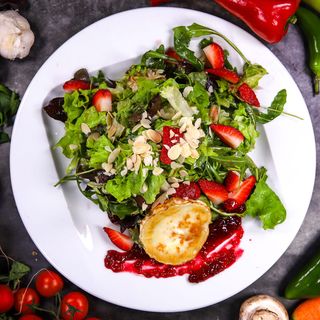 Салата Капри със запечено козе сирене (280г)