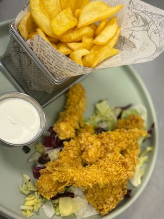 Crispy de pui cu cartofi și sos usturoi