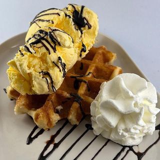 Gofre Con Helado De Vainilla Y Chocolate Crunchy