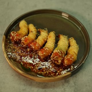 Креветка в тісті катаїфі з кисло-солодким соусом