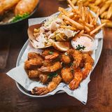 Krewetki w cieście  z frytkami