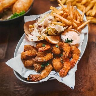 Krewetki w cieście  z frytkami