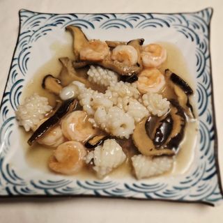 82 Gamberetti con calamari e funghi