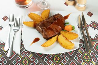 Țambal de purcel în sos de vin cu cartofi copți