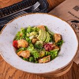 салат с курицей в кисло сладком соусе 