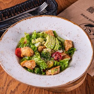 салат с курицей в кисло сладком соусе 