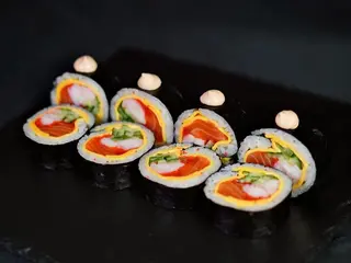 Futomaki z łososiem i serem cheddar  (8szt) (300g)